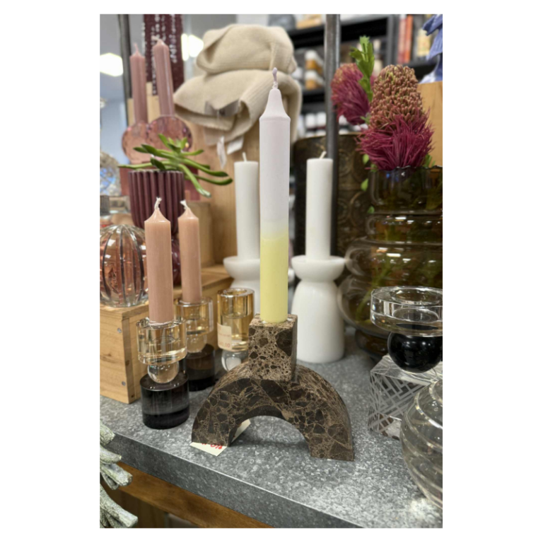 Brun marmor lysestage