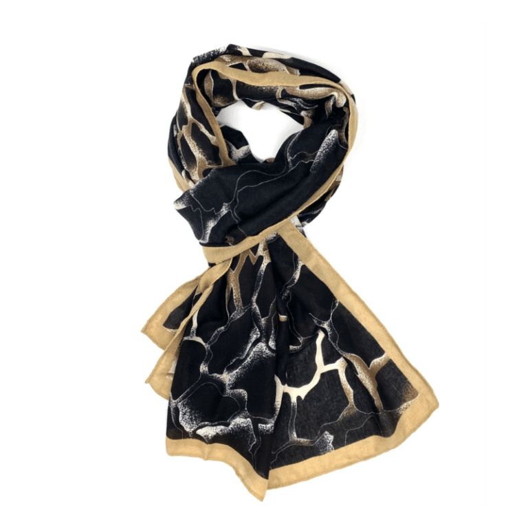 Smukt tørklæde i viskose med ''giraf print'' fra Just d' Lux.