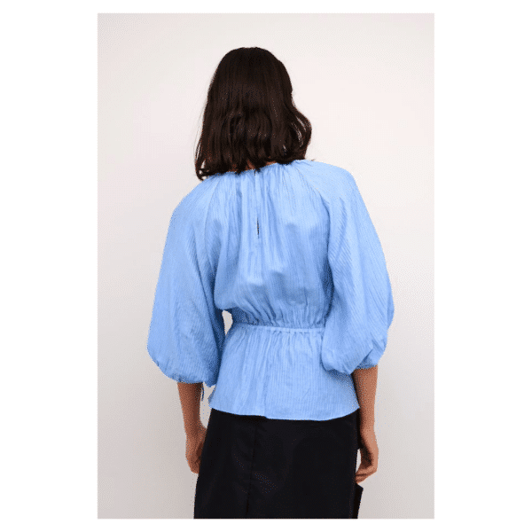 Noma bluse i lyseblå fra Karen by Simonsen