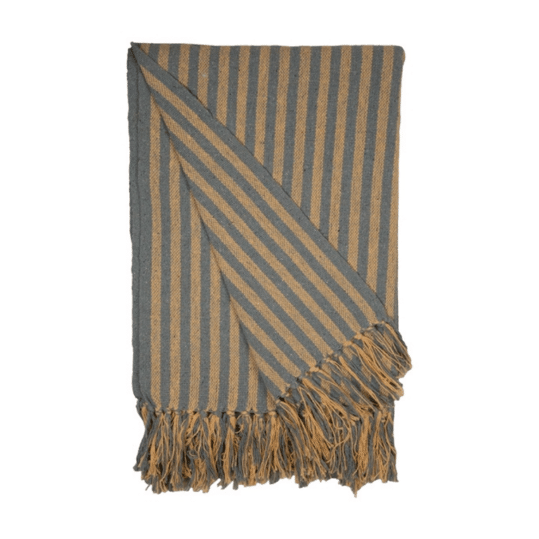 Lækkert tæppe i bomuld med mønster og frynser.  Tæppet er fra Au Maison.  Måler 130x180 cm. 