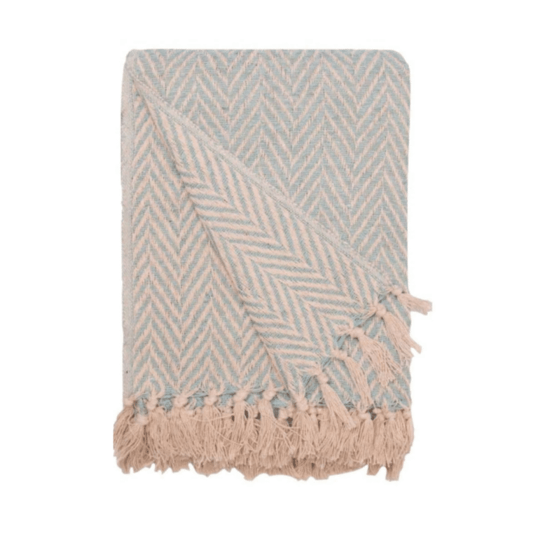 Lækkert tæppe i bomuld med mønster og frynser. Tæppet er fra Au Maison.