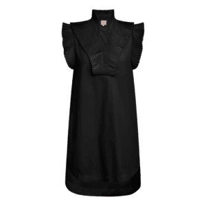 Milene Go kjole fra Gossia. En skøn sort kjole med flotte plissé flæser og en midi længde. 