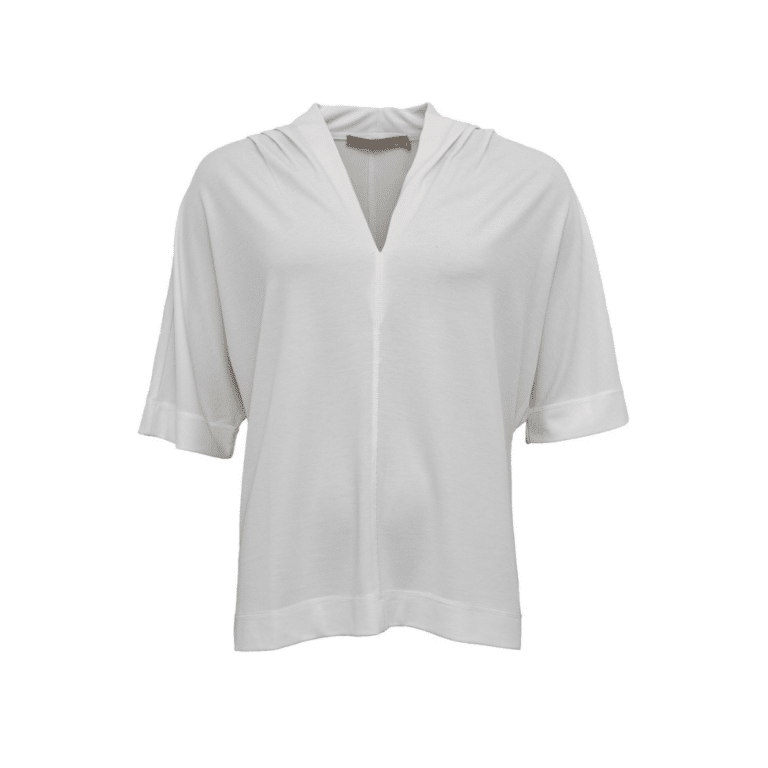 Claccy blouse fra Costa Mani. Fed og simpel t-shirt med rynke detaljer ved skulderen. Blusen er almindelig i længden. Derudover har den en lille v-hals.