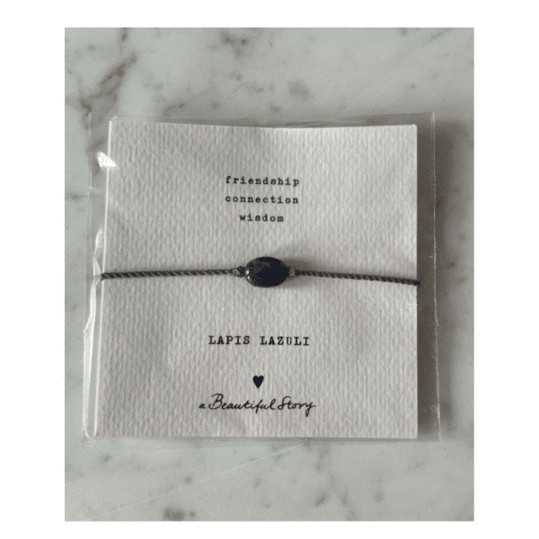 Kort med armbånd med ædelsten fra A Beautiful Story. Røgfarvet kvarts - jordforbindelse, styrke, manifestation Se vores store udvalg fra A Beautiful Story her. Bliv inspireret dagligt af vores skønne univers på sociale medier. Følg med på Instagram her. 