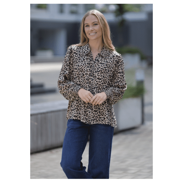 Bea leopard bluse fra Prepair i viskosekvalite