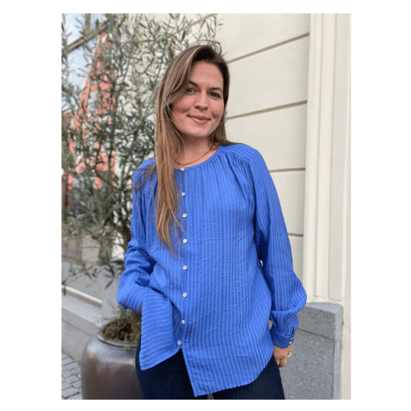 Balana Blouse fra Freequent. Smuk blå stribet skjorte med perlemorsfarvet knapper. 