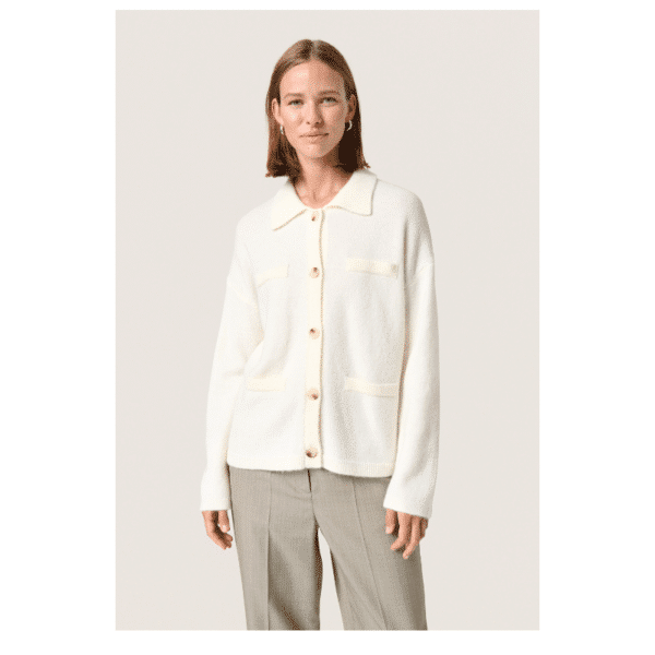 Hedaya strikket cardigan fra Soaked. Lækker blød off white cardigan med krave.  Den lækre cardigan har snydelommer på fronten. 