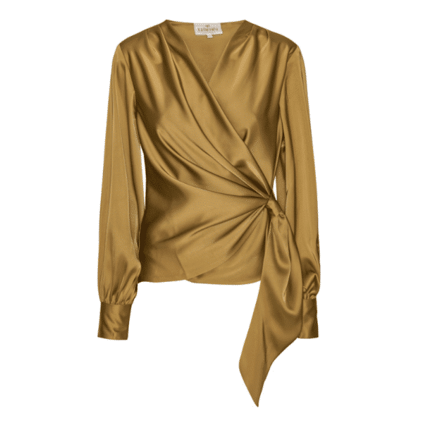 Ines bluse fra Karmamia Copenhagen i farven semi rich gold. Femininitet og stil repræsenterer Ines blusen