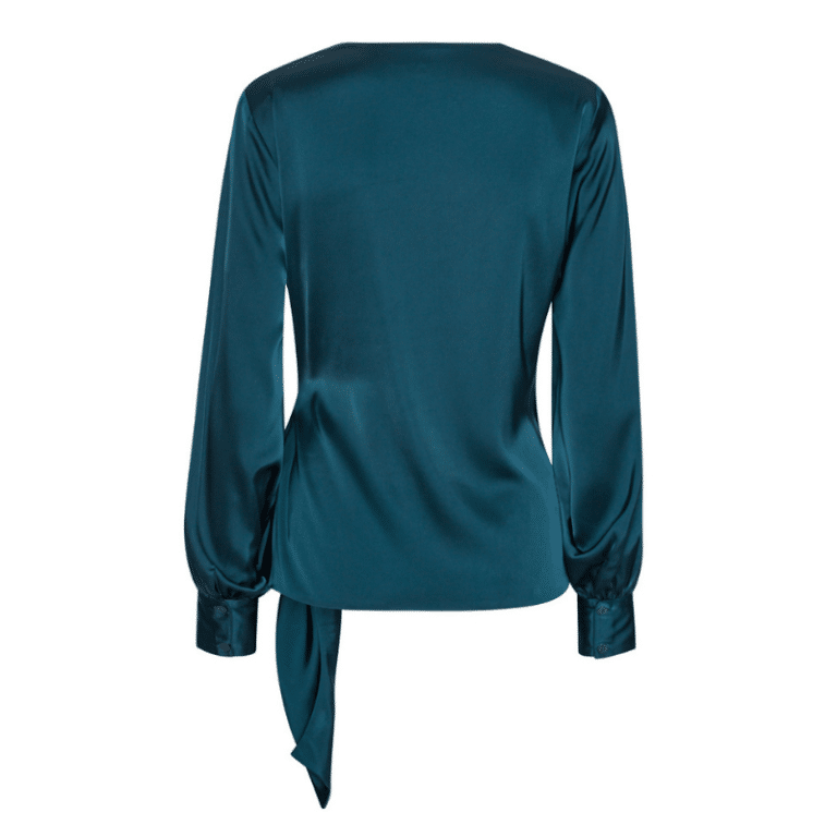 Ines bluse fra Karmamia Copenhagen i farven semi rich teal. Femininitet og stil repræsenterer Ines blusen.