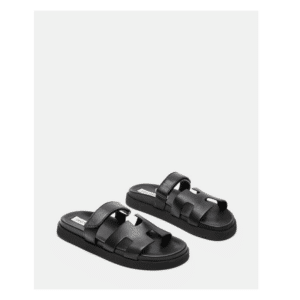 Cool og stilful sort sandal fra Steve Madden med sølv studs/perler. Overdel: 100% action læder Foret: 100% polyurethan Sål: 100% polyurethan Ydersål: termoplastisk gummi Åben tå To stropper Slip-on stil  Se flere flotte sneaks fra Steve Madden her.Bliv inspireret dagligt af vores skønne univers på sociale medier. Følg med på Instagram her.  