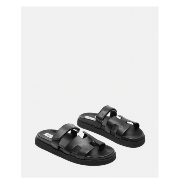 Cool og stilful sort sandal fra Steve Madden med sølv studs/perler. Overdel: 100% action læder Foret: 100% polyurethan Sål: 100% polyurethan Ydersål: termoplastisk gummi Åben tå To stropper Slip-on stil  Se flere flotte sneaks fra Steve Madden her.Bliv inspireret dagligt af vores skønne univers på sociale medier. Følg med på Instagram her.  