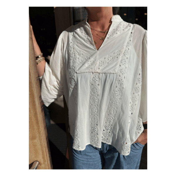 Vibe Go hvid skjorte med broderi anglaise detaljer fra Gossia