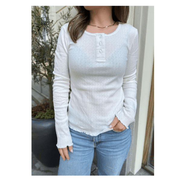 Soft Pointelle hvid Langærmet T-shirt er en feminin og elegant bluse