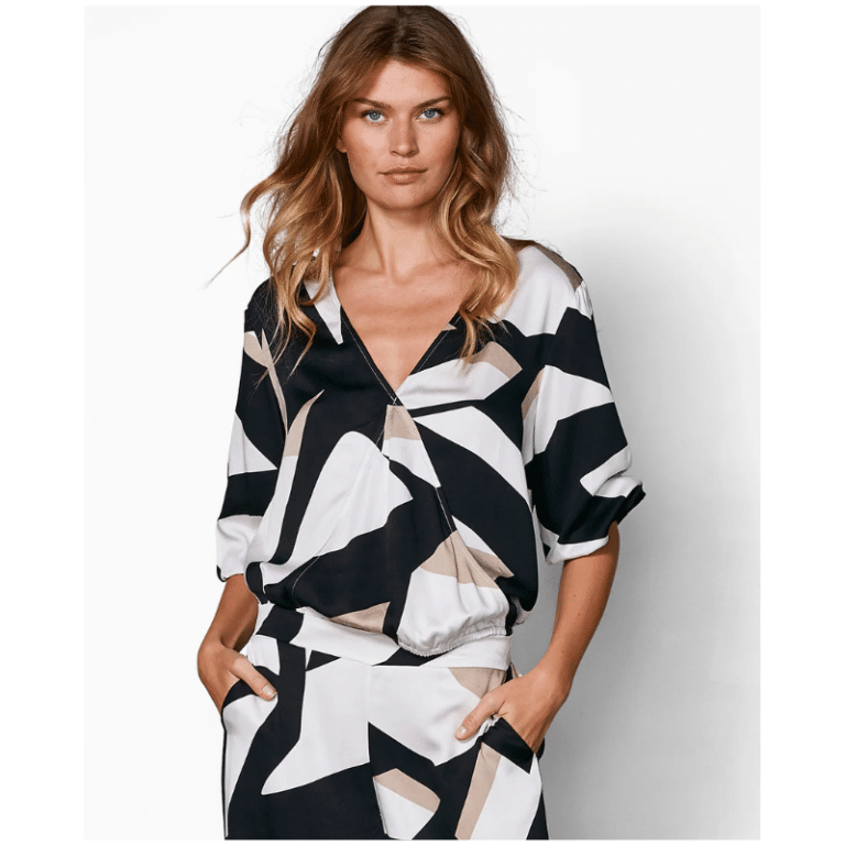 Zoe bluse fra NÜ. En super fin bluse med et flot grafisk print og en lækker kvalitet. Blusen har en fin V-udskæring og  elastik i bunden af blusen og ærmet. 