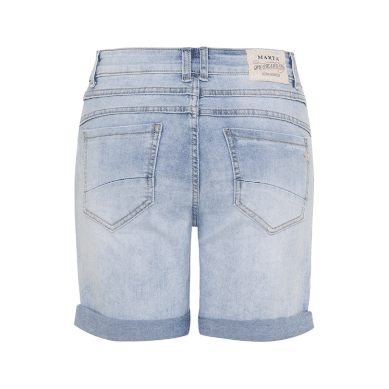 Mdc Inger shorts fra Marta du Chateau. Et par lækre denim shorts i en blød kvalitet med en smuk knapdetalje. 