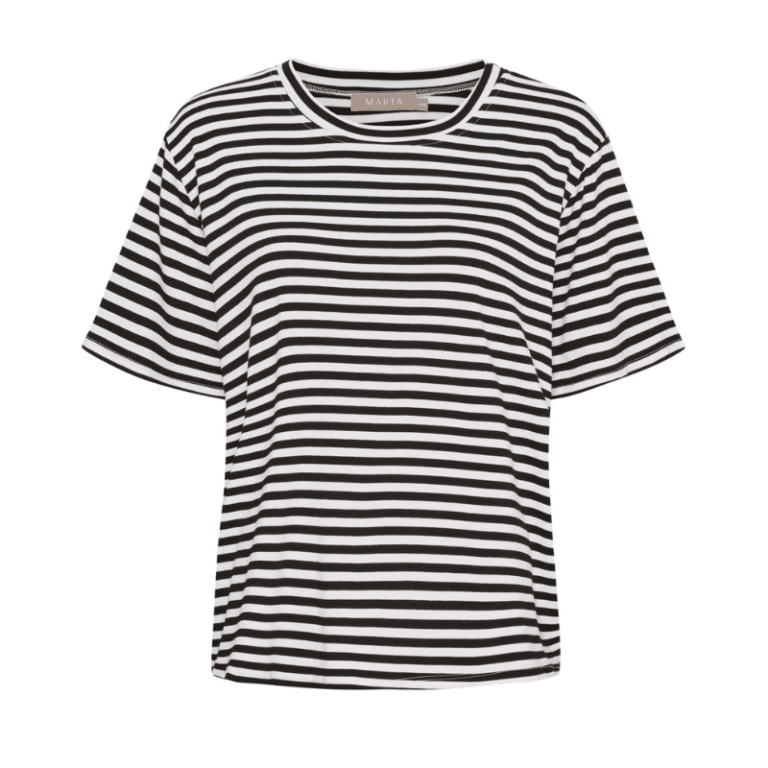 Mdc Enrica tee fra Marta du Chateau. En lækker blød stribet t-shirt med rund hals og korte ærmer. Farve: stribet blå / hvid S/M & L/XL Kvalitet: 97% Viscose, 3% Elastan
