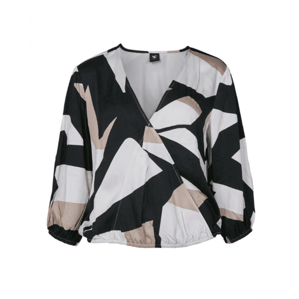 Zoe bluse fra NÜ. En super fin bluse med et flot grafisk print og en lækker kvalitet. Blusen har en fin V-udskæring og  elastik i bunden af blusen og ærmet. 
