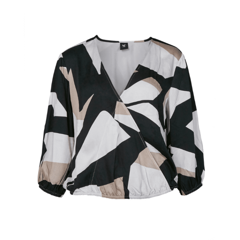 Zoe bluse fra NÜ. En super fin bluse med et flot grafisk print og en lækker kvalitet. Blusen har en fin V-udskæring og  elastik i bunden af blusen og ærmet. 