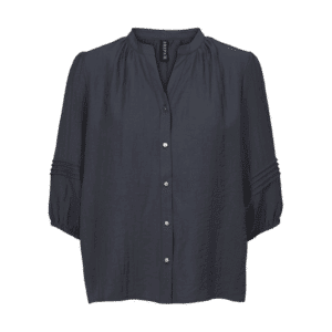 Harriet bluse fra Prepair er en let og feminin blå bluse.  Blusen har v-hals og 3/4 ærmer med fine lægdetaljer. Blusen er gennemknappet med fine gyldne knapper.