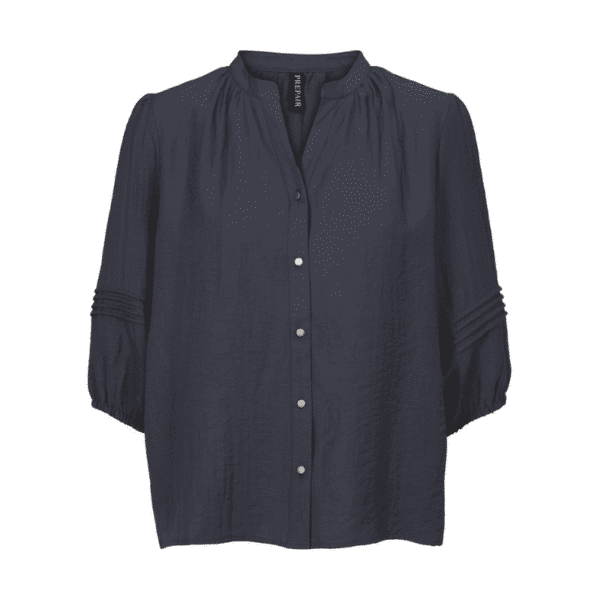 Harriet bluse fra Prepair er en let og feminin blå bluse.  Blusen har v-hals og 3/4 ærmer med fine lægdetaljer. Blusen er gennemknappet med fine gyldne knapper.