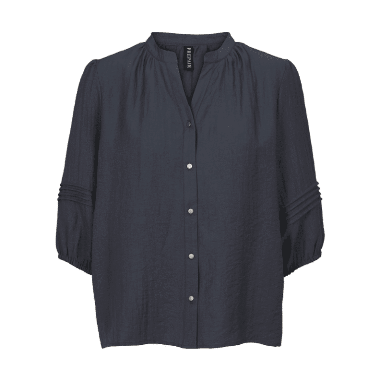 Harriet bluse fra Prepair er en let og feminin blå bluse.  Blusen har v-hals og 3/4 ærmer med fine lægdetaljer. Blusen er gennemknappet med fine gyldne knapper.