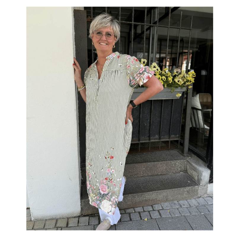 Mcd Christina grøn kjole fra Marta du Chateau. Smuk sommerkjole med fine blomster og striber.