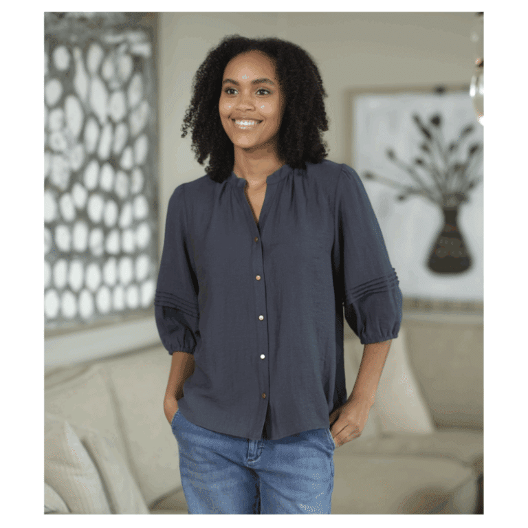 Harriet bluse fra Prepair er en let og feminin blå bluse.  Blusen har v-hals og 3/4 ærmer med fine lægdetaljer. Blusen er gennemknappet med fine gyldne knapper.