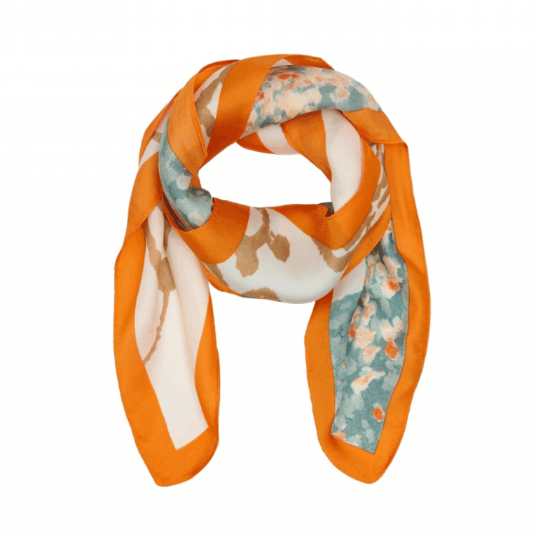 Mdc Juline tørklæde fra Marta du Chateau. En smukt tørklæde som findes i mange forskellige farver og print.  Kvalitet: 80% polyester 20% silke