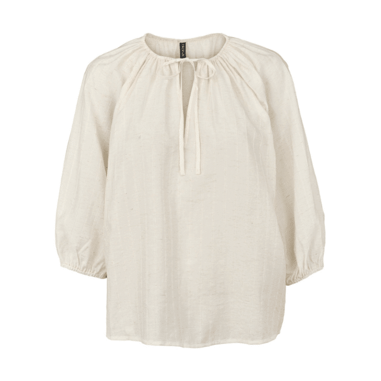 Summer bluse fra Prepair er en luftig og boheme-inspireret model med en løs pasform og et diskret stribet mønster. Den har en rund hals med bindebånd og 3/4-ærmer med elastik.