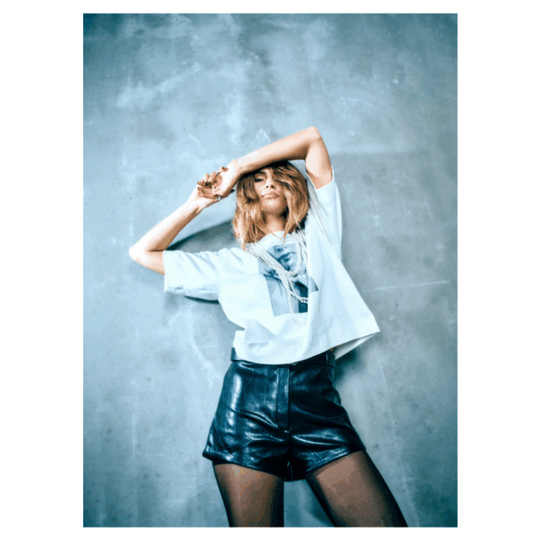 CMMUSE-TEE fra Copenhagen Muse er en T-shirt i en eksklusiv, tyk bomuldskvalitet. T-shirten er enkel i modellen med rib i den runde halsudskæring, et unikt Muse print på fronten samt korte ærmer med drop shoulders, der understreger den oversize silhuet. Fås også i hvid.
