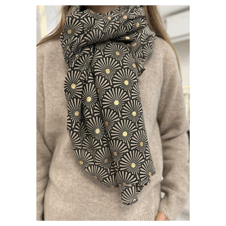 Det blødeste tørklæde fra Three M i et smukt print med guld prikker