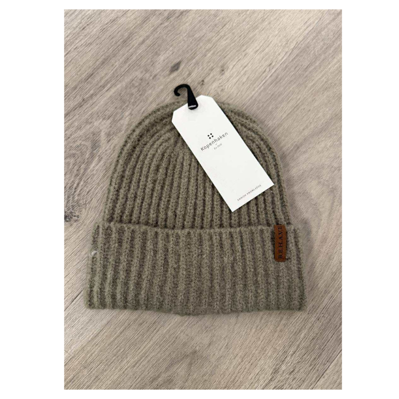 Ribbit Hue fra Kopenhaken er en varm og tidløs ribstrikket hue med ombuk for ekstra komfort og stil. Den er fremstillet i en blød og fleksibel blanding, som holder dig hyggeligt varm på kolde dage. Kvalitet: 72 % akryl, 25 % polyamid, 3 % elastan Detaljer: Ribstrikket med ombuk Farve: Grøn