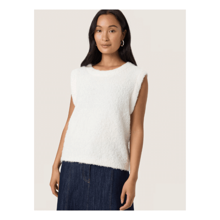 Amaris sort vest fra Soaked. Blød og let ærmeløs strik med en fluffy overflade og afslappet pasform. Perfekt som et lag-på-lag element eller stylet alene for et enkelt og stilrent udtryk.