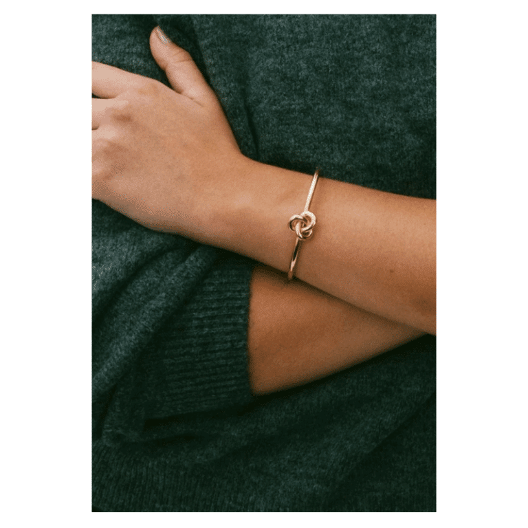 Smukt forgyldt bangle armbånd med evighedsknude