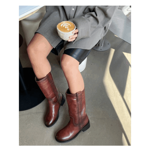 My Good Vibes Brown Støvle fra Copenhagen Shoes. En rå og feminin støvle med et elegant udtryk og smuk, afrundet hæl. Modellen har et mellem-langt skaft og er nem at style til både jeans og kjoler. Perfekt til dig, der ønsker komfort og kant i én og samme støvle