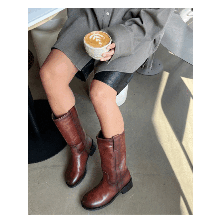 My Good Vibes Brown Støvle fra Copenhagen Shoes. En rå og feminin støvle med et elegant udtryk og smuk, afrundet hæl. Modellen har et mellem-langt skaft og er nem at style til både jeans og kjoler. Perfekt til dig, der ønsker komfort og kant i én og samme støvle