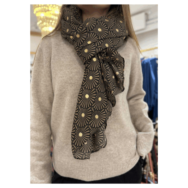 Det blødeste tørklæde fra Three M i et smukt print med guld prikker