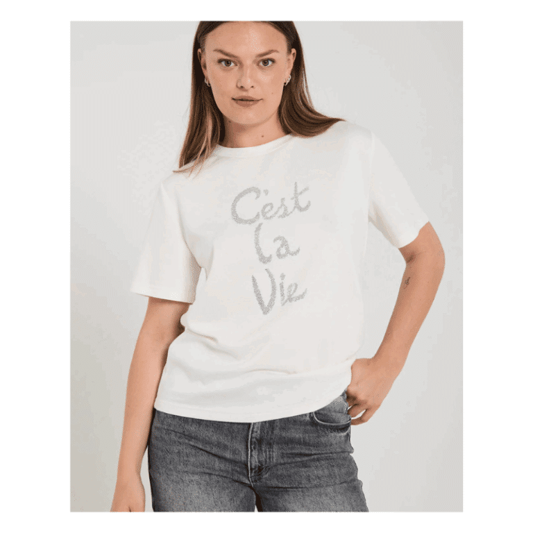 T-shirt fra Freequent i den blødeste kvalitet. T-shirten er enkel i modellen med en løs pasform, rib i den runde halsudskæring, korte ærmer samt hotfix similisten på fronten, der giver en flot effekt. Korte ærmer Rund halsudskæring Løs pasform Ribkant Hotfix similisten Meget blød Malak t-shirt