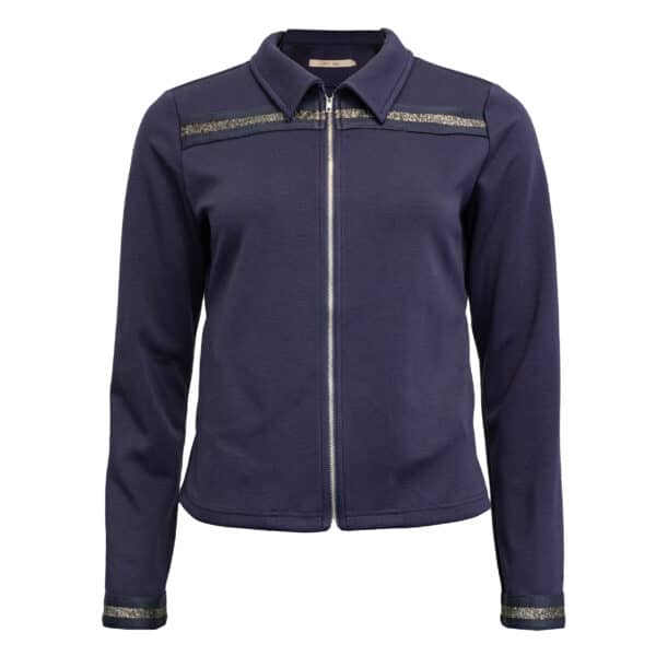 Moderne og stilfuld jakke med lynlås foran og fine detaljer ved skulderene. Den har et feminint udtryk og en flatterende pasform, der gør den perfekt som både let jakke. Style den sammen med Marius pants for et gennemført look. Materiale: 55%vis, 40%pol, 5%el Pasform størrelse M: Brystmål: 100 cm Ærmelængde fra skulder: 61 cm Vaskeanvisning: For at beskytte jakken, anbefaler vi at den vaskes på 30 grader. Fra XS-XXL
