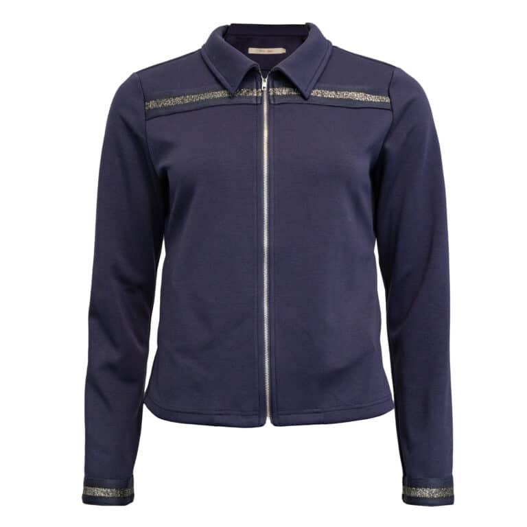 Moderne og stilfuld jakke med lynlås foran og fine detaljer ved skulderene. Den har et feminint udtryk og en flatterende pasform, der gør den perfekt som både let jakke. Style den sammen med Marius pants for et gennemført look. Materiale: 55%vis, 40%pol, 5%el Pasform størrelse M: Brystmål: 100 cm Ærmelængde fra skulder: 61 cm Vaskeanvisning: For at beskytte jakken, anbefaler vi at den vaskes på 30 grader. Fra XS-XXL