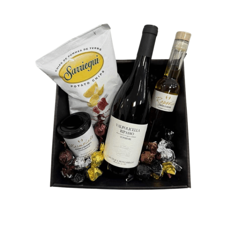 Gavekurv med rødvin og delikatesser