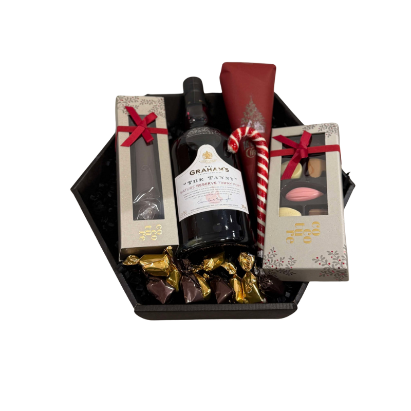 Lækker gavekurv med Grahams portvin THE TAWNY - der bare smager fantastisk. Kurven er toppet med marcipanbrød, kræmmerhus med pebernødder og lækker chokolade fra Cocoture.