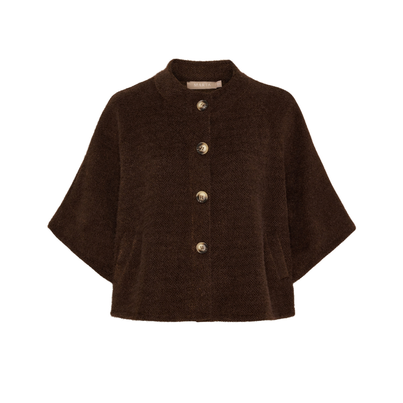 Mdc Thunder jakke fra Marta du Chateau. En lækker blød indendørs jakke i en fin bordeaux farve. Jakken har knapper. Findes i flere farver. Kvalitet: 79% Cotton, 21% Polyester Farve: bordeaux Størrelse: onesize