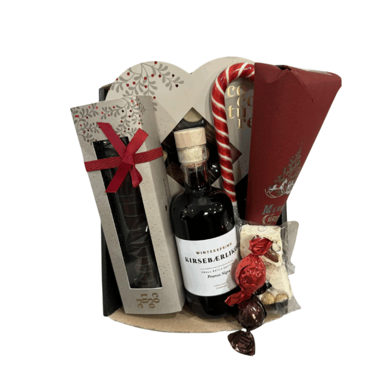 Gavekurv med lækre julefristelser sammensat af Huset Torré Vinspecialisten.  Kurven indeholder en lækker kirsebærlikør fra Nordisk og søde julelækkerier - kræmmerhus med pebernødder og chokolade fra Cocoture. 