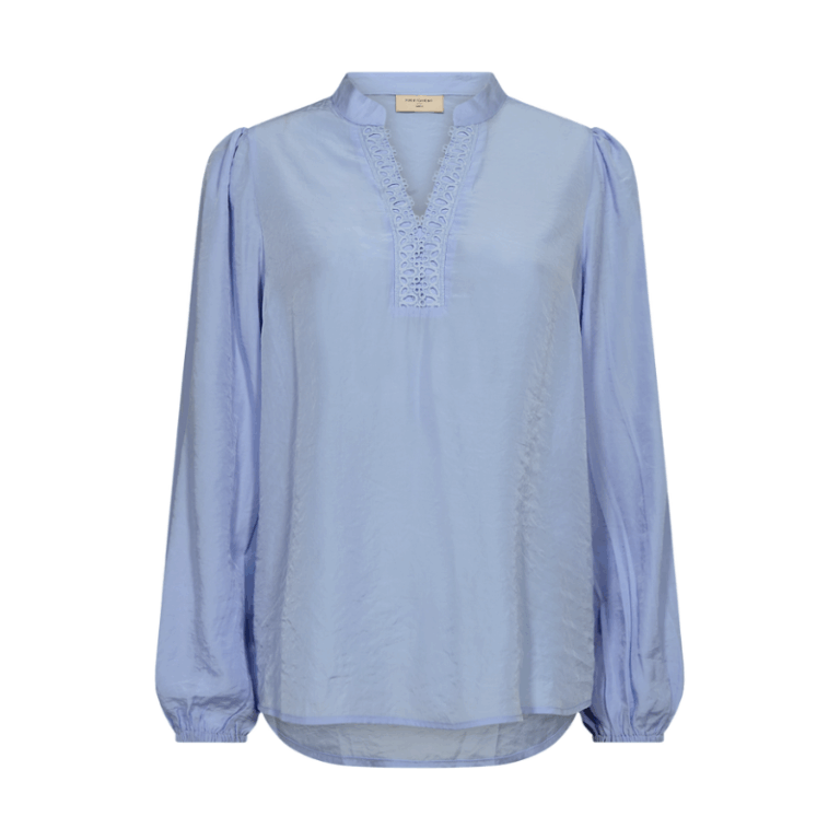 Tessy bluse fra Freequent. Smuk lyseblå bluse med fine detaljer.  Kvalitet: 53% polyester, 47% viscose  Farve: blå Måler: 104 cm i str. M