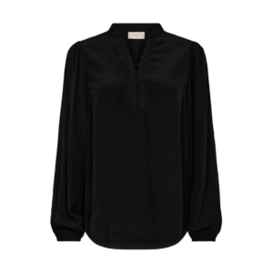 Tessy bluse fra Freequent. Smuk lyseblå bluse med fine detaljer.  Kvalitet: 53% polyester, 47% viscose  Farve: blå Måler: 104 cm i str. M