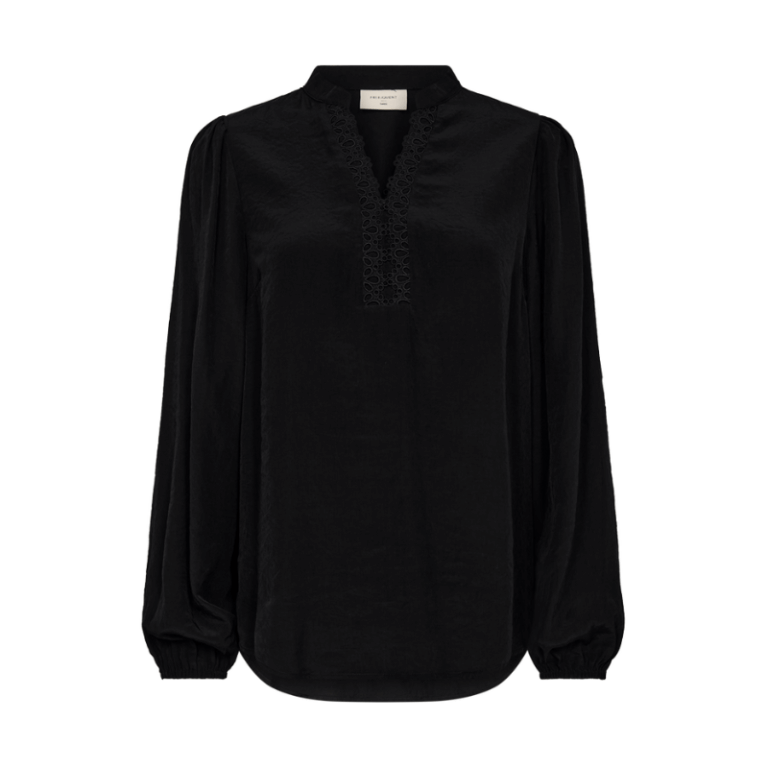 Tessy bluse fra Freequent. Smuk lyseblå bluse med fine detaljer.  Kvalitet: 53% polyester, 47% viscose  Farve: blå Måler: 104 cm i str. M