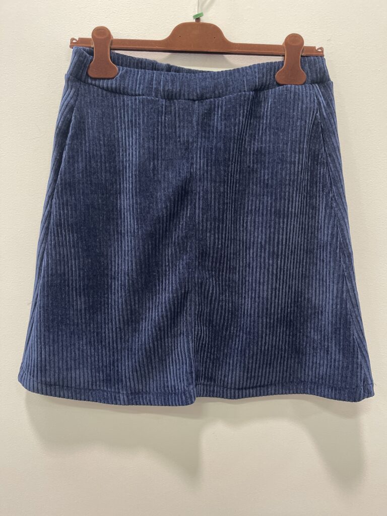 Mdc June nederdel fra Marta du Chateau. En lækker blød fløjlsnederdel med lommer og elastik i taljen.  Nederdelen er kort i modellen med A-shape. 