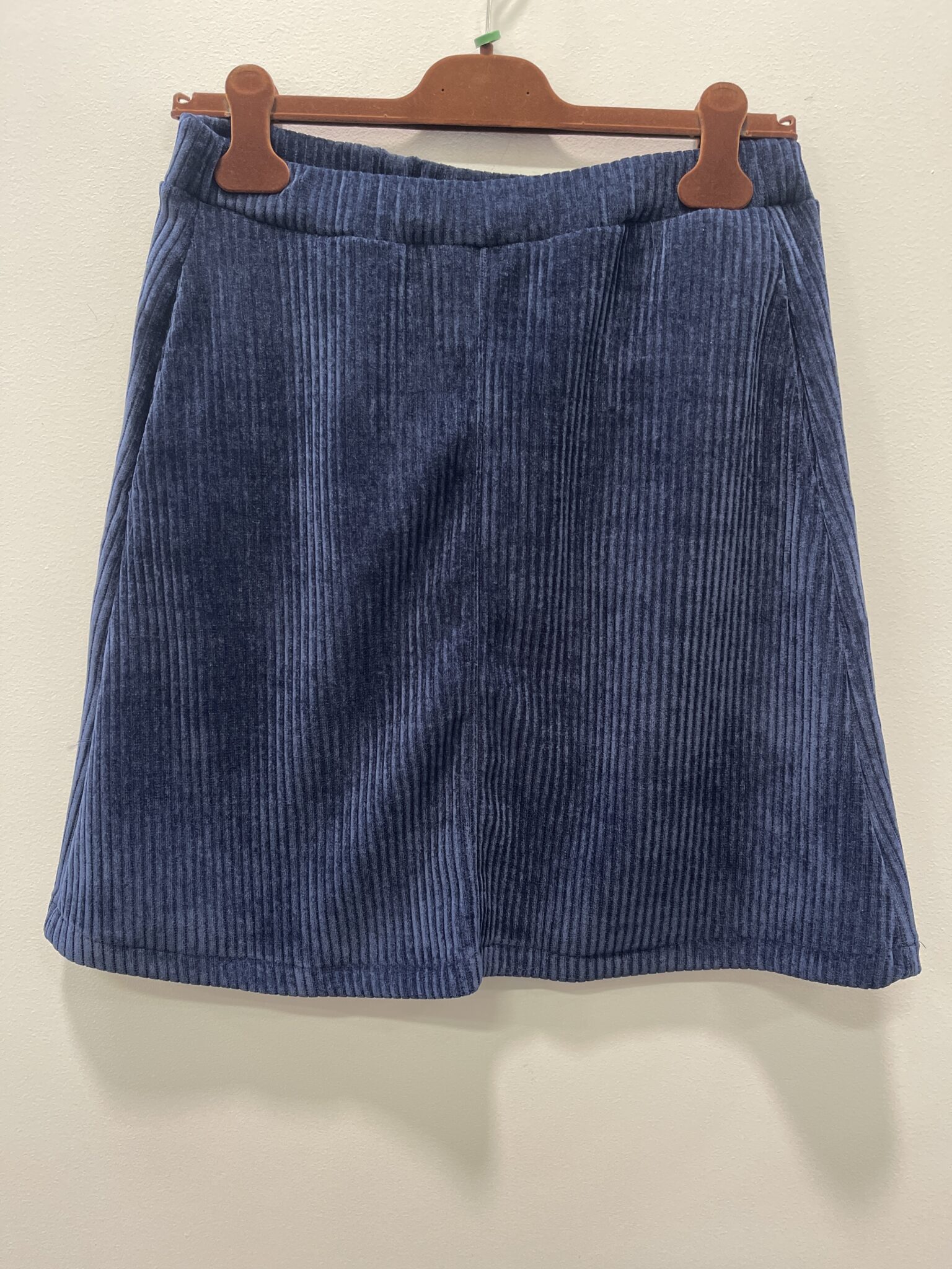 Mdc June nederdel fra Marta du Chateau. En lækker blød fløjlsnederdel med lommer og elastik i taljen. Nederdelen er kort i modellen med A-shape.