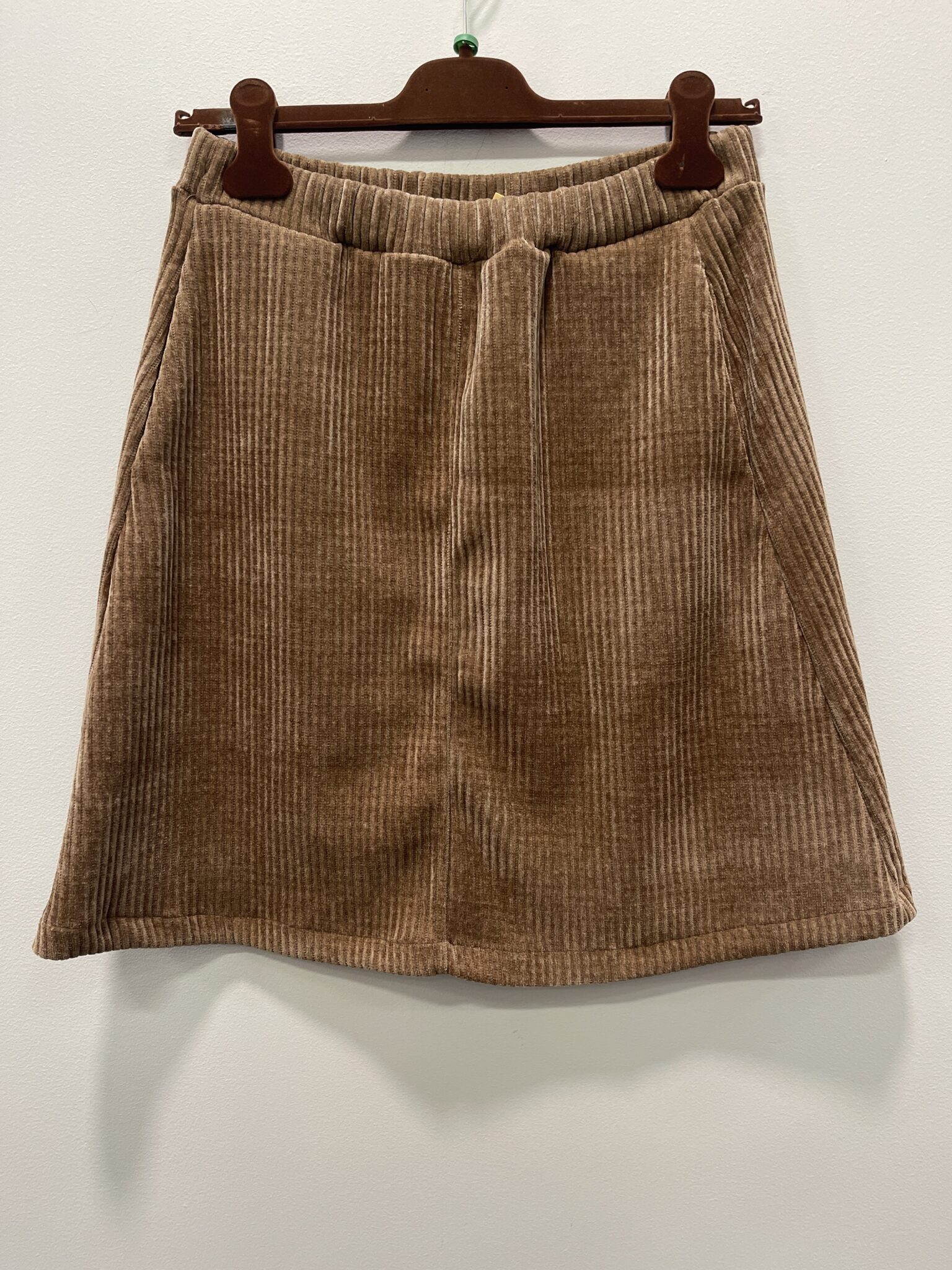 Mdc June nederdel fra Marta du Chateau. En lækker blød fløjlsnederdel med lommer og elastik i taljen. Nederdelen er kort i modellen med A-shape. Findes i flere farver. Kvalitet: 98% polyester 2% elastane